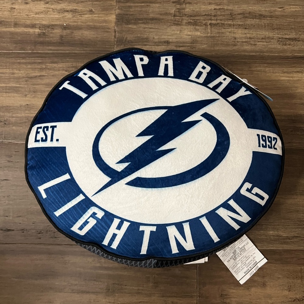 NWT Tampa Bay Lightning hockey 18 inch round blue black cloud throw pillow NHL